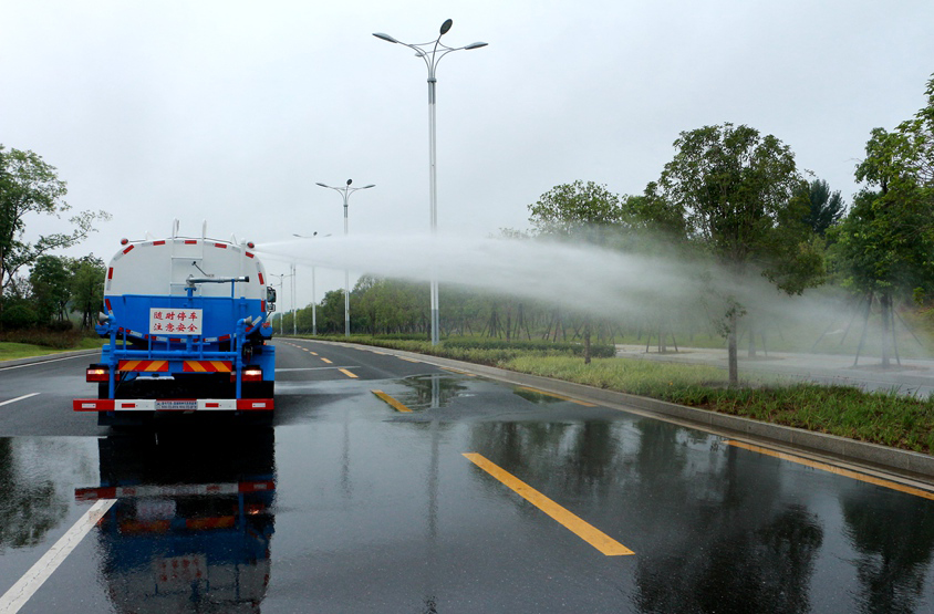 12方東風(fēng)專底霧炮灑水車頂噴功能演示